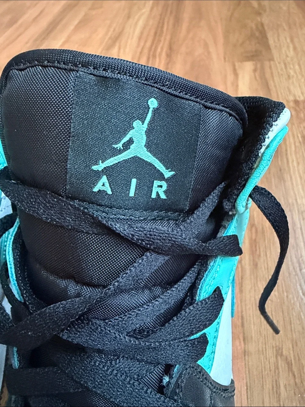 Jordan Kids Low-Top Sneakers in Black, White & Teal